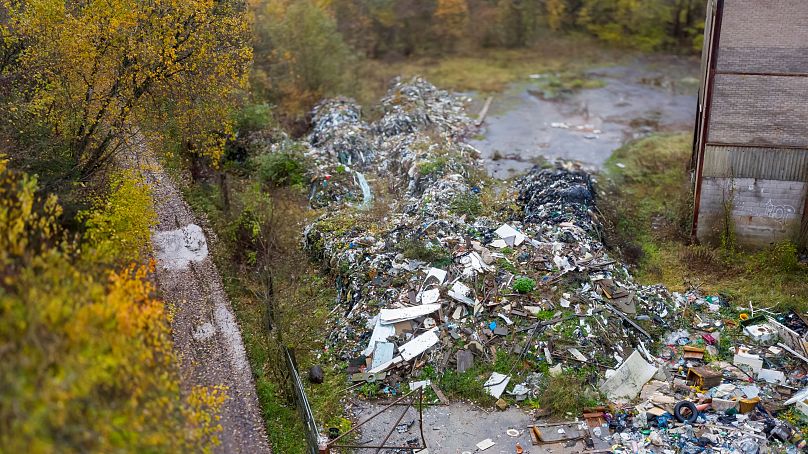 Widok z lotu ptaka na miejsce zbrodni przeciwko środowisku w pobliżu Redange we wschodniej Francji, 15 listopada 2023 r.