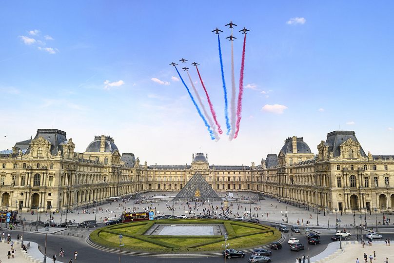 Estakada Jets nad Musée du Louvre