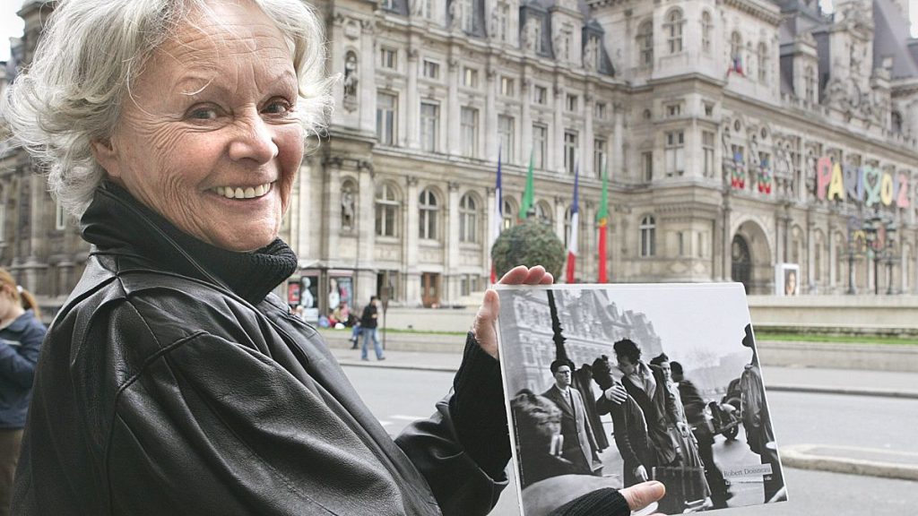 Lover in Robert Doisneau’s famous Parisian kiss photo dies aged 93