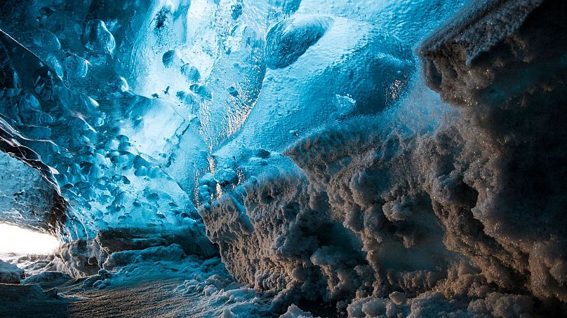 Jaskinia lodowa w Parku Narodowym Vatnajokull na Islandii.