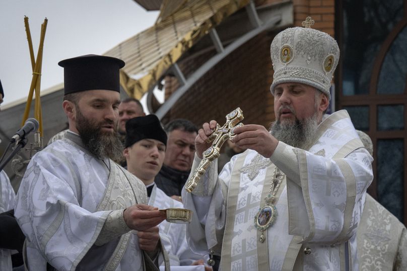zwierzchnik Ukraińskiego Kościoła Prawosławnego błogosławi wodę podczas tradycyjnych obchodów Objawienia Pańskiego w Kijowie na Ukrainie.