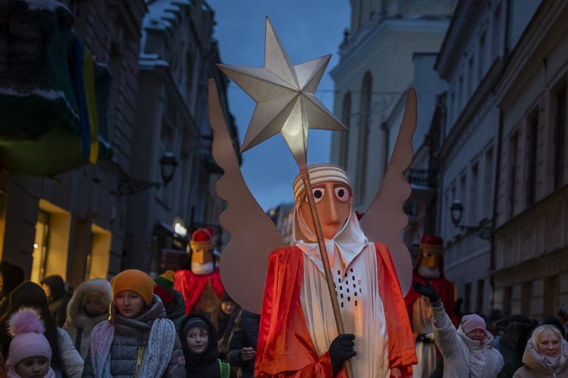 Ludzie paradują ulicami w ramach obchodów Dnia Trzech Króli w Wilnie na Litwie, sobota, 6 stycznia 2024 r.
