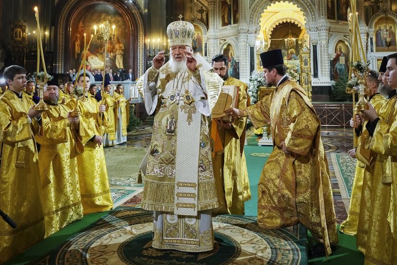 Rosyjski prawosławny patriarcha Cyryl (w środku) odprawia nabożeństwo bożonarodzeniowe w soborze Chrystusa Zbawiciela w Moskwie.