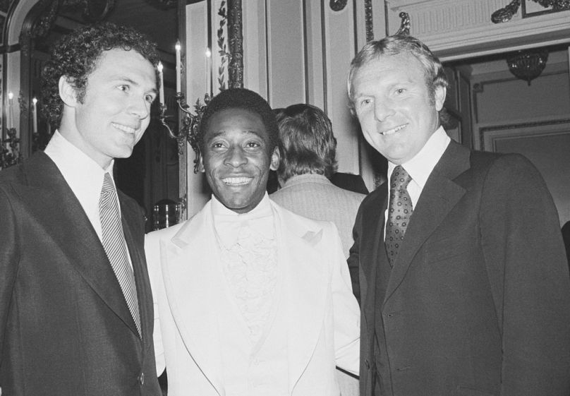 Kapitan drużyny Niemiec Zachodnich na Mistrzostwa Świata w 1974 r., Franz Beckenbauer (po lewej), gwiazda piłki nożnej Pele (w środku) i Bobby Moore, kapitan angielskiej drużyny piłkarskiej Mistrzostw Świata w 1966 r.