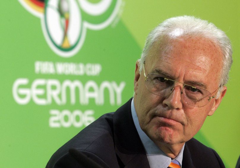 Franz Beckenbauer, ówczesny przewodniczący Niemieckiego Komitetu Organizacyjnego Mistrzostw Świata w piłce nożnej, udziela informacji mediom podczas konferencji prasowej na Stadionie Olimpijskim w Berlinie.