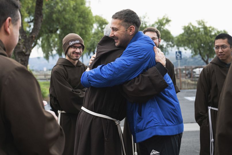 LaBeouf świętuje swoje katolickie bierzmowanie przed parafią Old Mission Santa Inés w Solvang w Kalifornii, w niedzielę, 31 grudnia 2023 r.