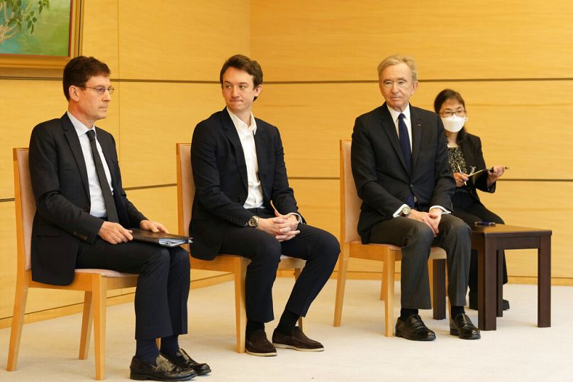 Frédéric Arnault (drugi od lewej) z ojcem, dyrektorem generalnym LVMH Bernardem Arnaultem (z prawej) na spotkaniu w Kancelarii Premiera Japonii w Tokio w 2022 r.