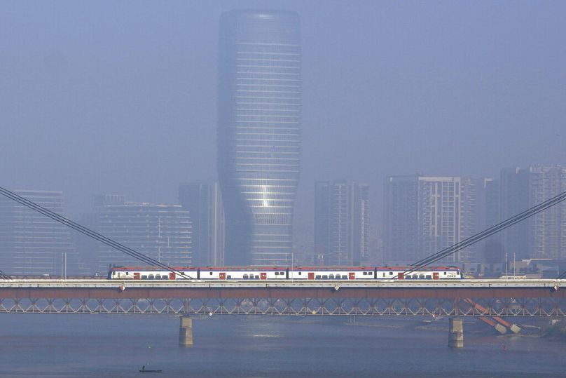 Pociąg przejeżdża przez most New Railroad Bridge nad rzeką Sawą na szybkiej kolei Belgrad-Nowy Sad w mglisty dzień w Belgradzie, październik 2022 r.