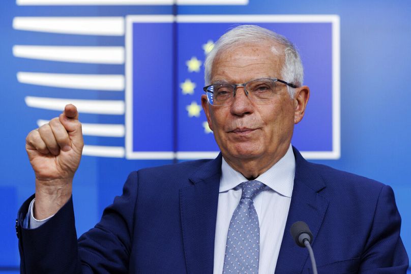 Szef polityki zagranicznej UE Josep Borrell rozmawia z prasą na temat Global Gateway w Brukseli, maj 2022 r.