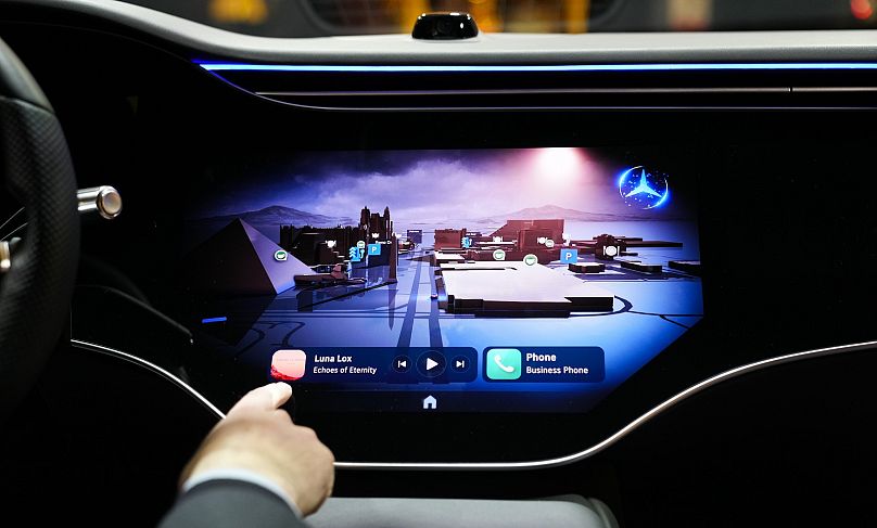 Vadim Weiss z Mercedes-Benz USA demonstruje nowy system operacyjny firmy MBOS 1 podczas pokazu technologicznego CES w Las Vegas.