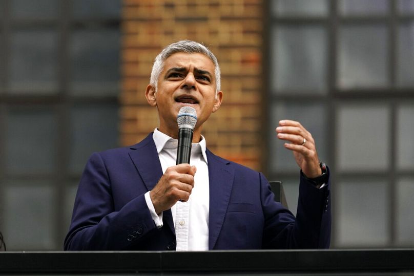 Burmistrz Londynu Sadiq Khan uczestniczy w otwarciu elektrowni Battersea Power Station w Londynie, piątek, 14 października 2022 r.