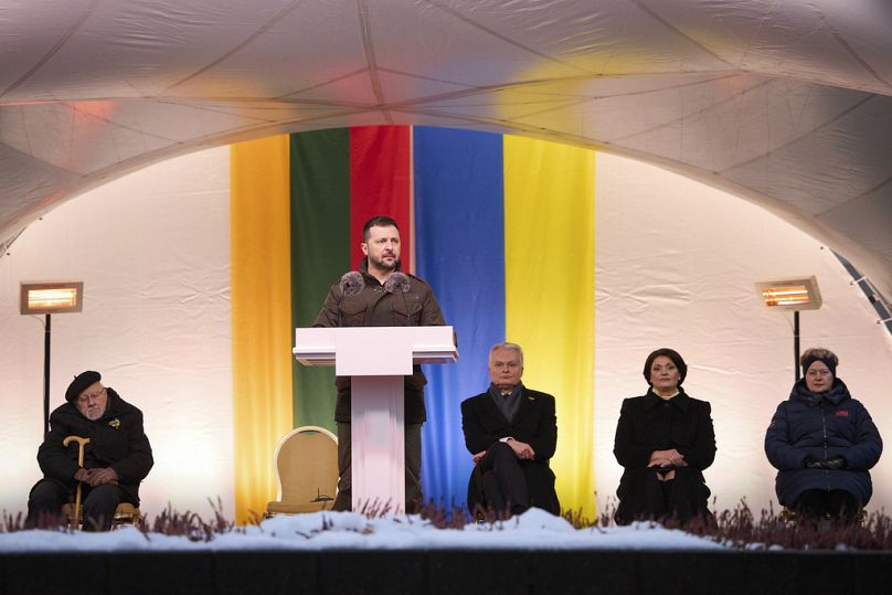 Prezydent Litwy Gitanas Nauseda (z prawej) i prezydent Ukrainy Wołodymyr Zełenski biorą udział w ceremonii powitalnej na Dziedzińcu Prezydenckim w Wilnie, Litwa