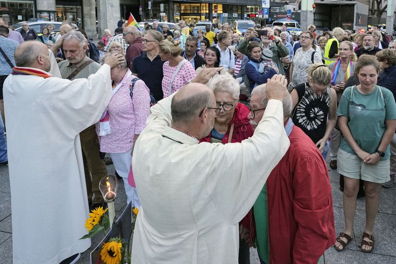 Małżeństwa i pary tej samej płci biorą udział w publicznej ceremonii błogosławieństwa przed katedrą w Kolonii w Kolonii, Niemcy, środa, 20 września 2023 r.