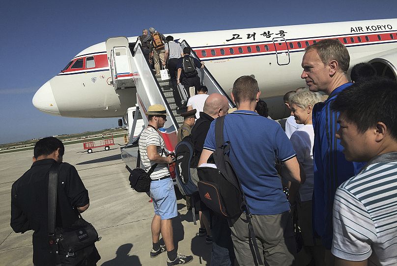 Pasażerowie wsiadają do samolotu Air Koryo na międzynarodowym lotnisku w Pjongjangu w Korei Północnej, 27 czerwca 2015 r.