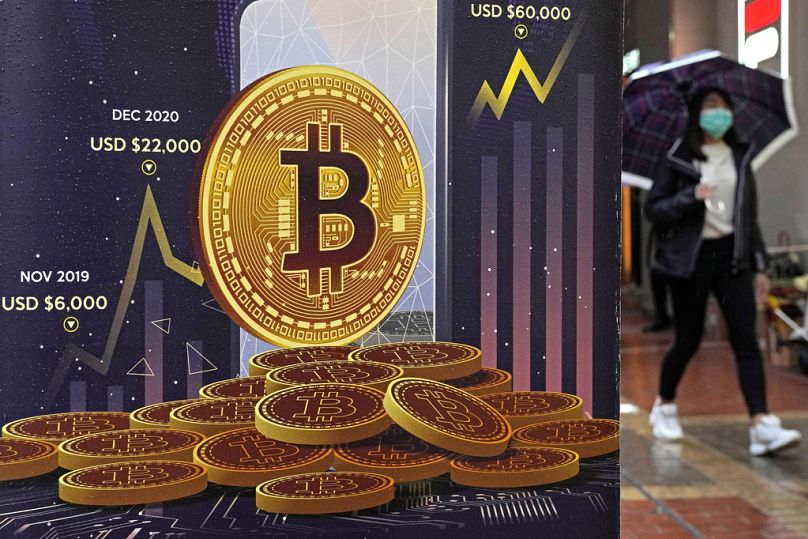 Reklama kryptowaluty Bitcoin wyświetlana na ulicy w Hongkongu, luty 2022 r