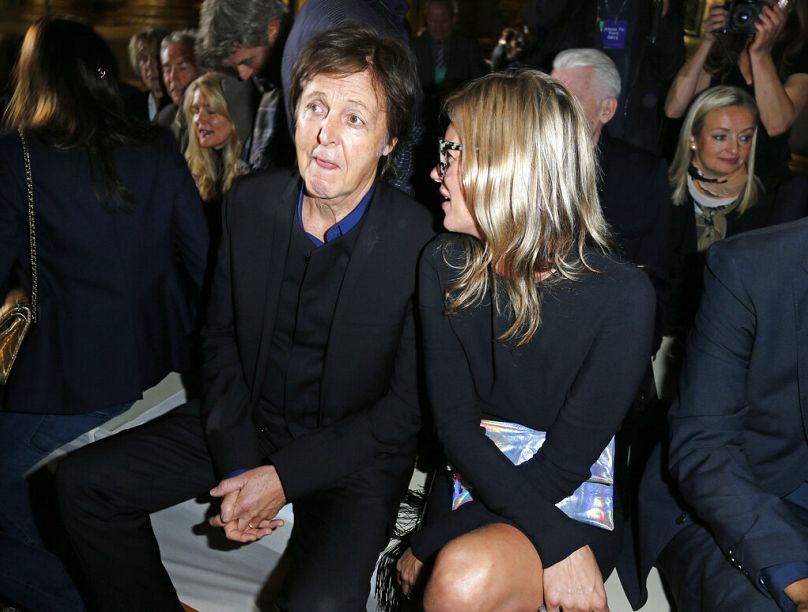 Sir Paul McCartney i Moss (po prawej) zajmują miejsca przed kolekcją gotową do noszenia brytyjskiej projektantki mody Stelli McCartney na wiosnę-lato 2013, 1 października 2012 r.