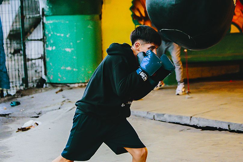 Młody zawodnik trenuje z workiem treningowym w siłowni Ramirez w Ecatepec de Morelos w Meksyku