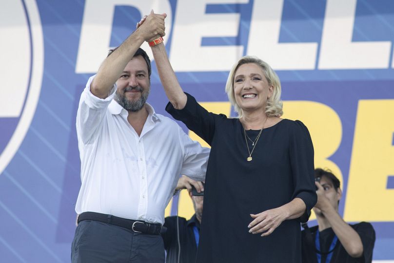 Włoski populista, prawicowy wicepremier Matteo Salvini stoi na scenie z przywódczynią francuskiej prawicy Marine Le Pen podczas jego dorocznego wiecu partii Lega w Pontidzie, wrzesień 2023 r.