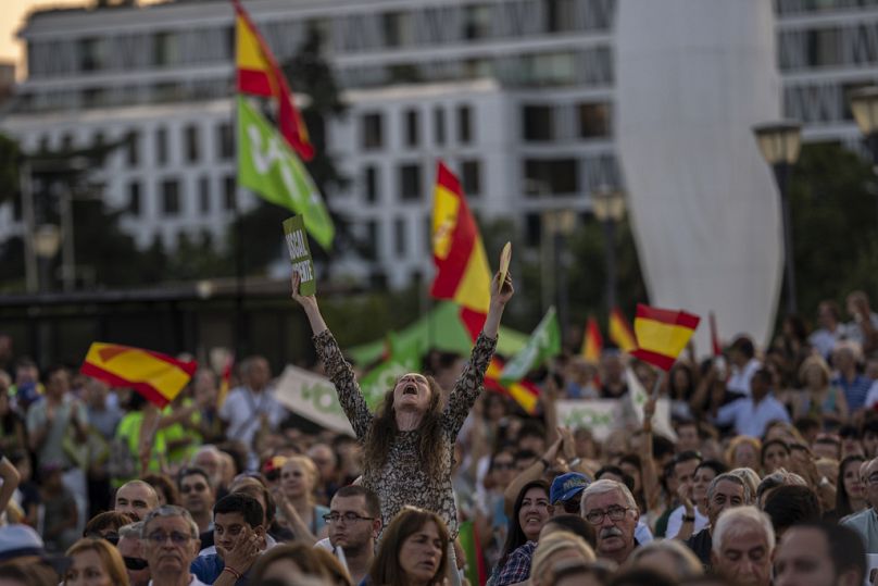 Zwolennicy skrajnej prawicy VOX machają podczas wiecu kończącego kampanię na placu Colon w Madrycie, lipiec 2023 r