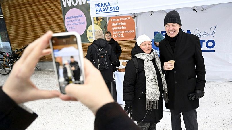 Członek Partii Zielonych, kandydat na prezydenta Pekka Haavisto (z prawej) robi zdjęcie z Minną Joentakanen podczas kampanii w Helsinkach w Finlandii, 16 grudnia 2023 r.