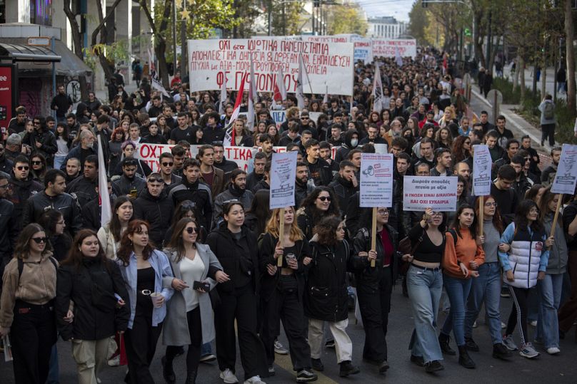 Protestujący maszerują podczas demonstracji w centrum Aten w Grecji, czwartek, 18 stycznia 2024 r.