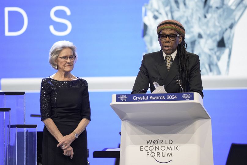 Nile Rodgers przemawia po otrzymaniu Kryształowej Nagrody od Hilde Schwab podczas ceremonii otwarcia Światowego Forum Ekonomicznego w Davos w Szwajcarii, 2024 r.