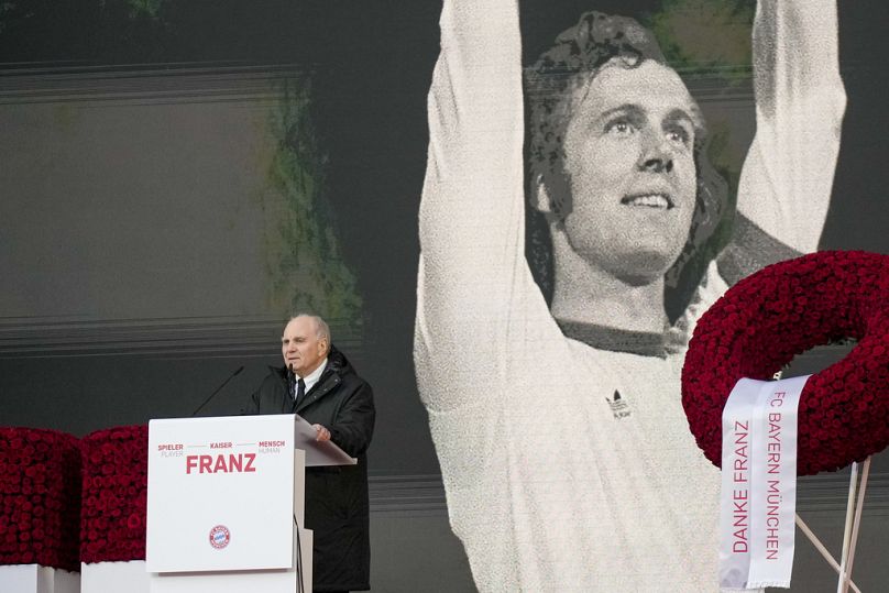 Honorowy prezydent Bayernu Uli Hoeness przemawia podczas nabożeństwa żałobnego w hołdzie legendzie Bayernu i Niemiec Franzowi Beckenbauerowi