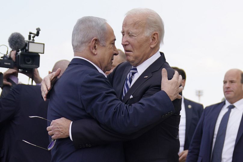 Prezydent Joe Biden witany przez premiera Izraela Benjamina Netanjahu po przybyciu na międzynarodowe lotnisko Ben Guriona w Tel Awiwie w październiku