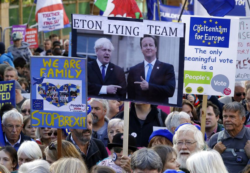 Zwolennicy UE trzymają plakat przedstawiający byłych premierów Borisa Johnsona i Davida Camerona biorących udział w marszu protestacyjnym „People's Vote” w Londynie, 2019 r.