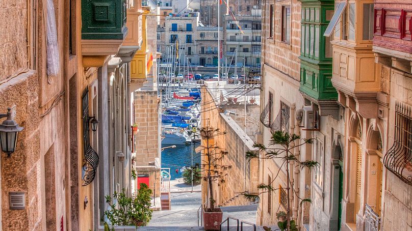 Słońce spotyka się z kulturą na Malcie.