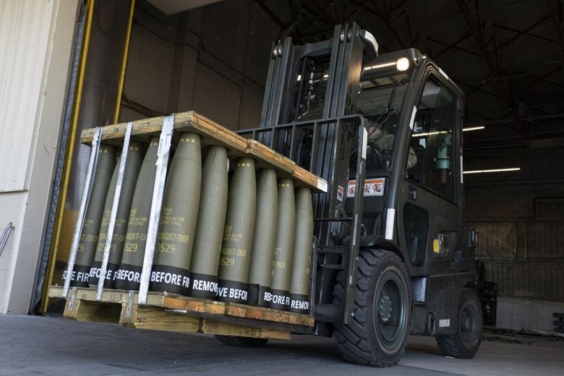 Lotnicy 436. Eskadry Portu Powietrznego używają wózka widłowego do przenoszenia pocisków kal. 155 mm zmierzających na Ukrainę w bazie sił powietrznych Dover w stanie Delaware.