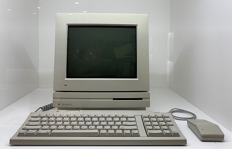 Macintosh LC, wprowadzony na rynek 15 października 1990