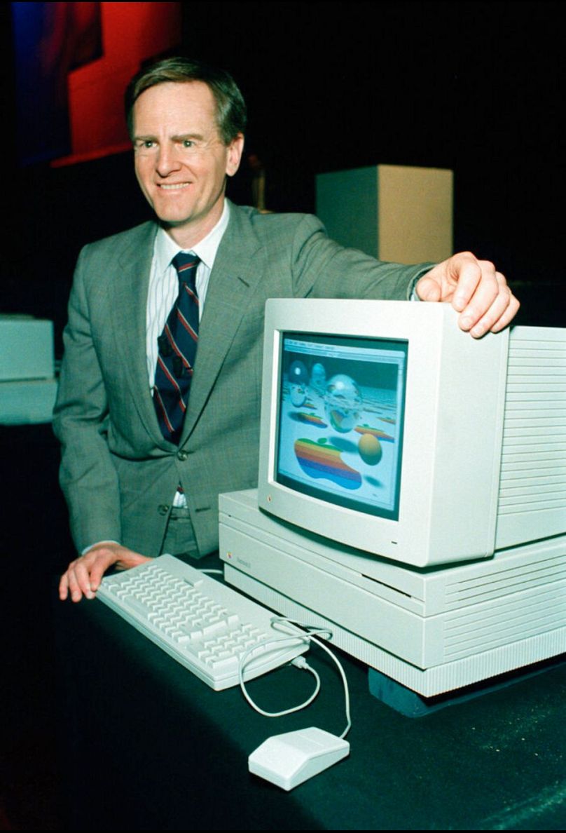 John Sculley, prezes Apple Computer Inc., prezentuje nowy komputer Macintosh II na konferencji prasowej w Los Angeles 2 marca 1987 r.