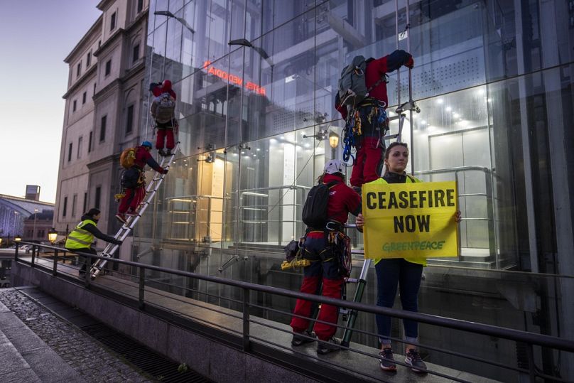 Aktywiści Greenpeace przygotowują się do powieszenia ilustracji autorstwa amerykańskiego artysty wizualnego Sheparda Faireya 