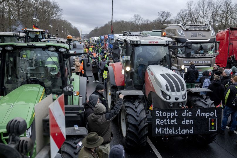 Rolnicy z traktorami przybywają na protest do dzielnicy rządowej w Berlinie, Niemcy, 15 stycznia 2024 r.