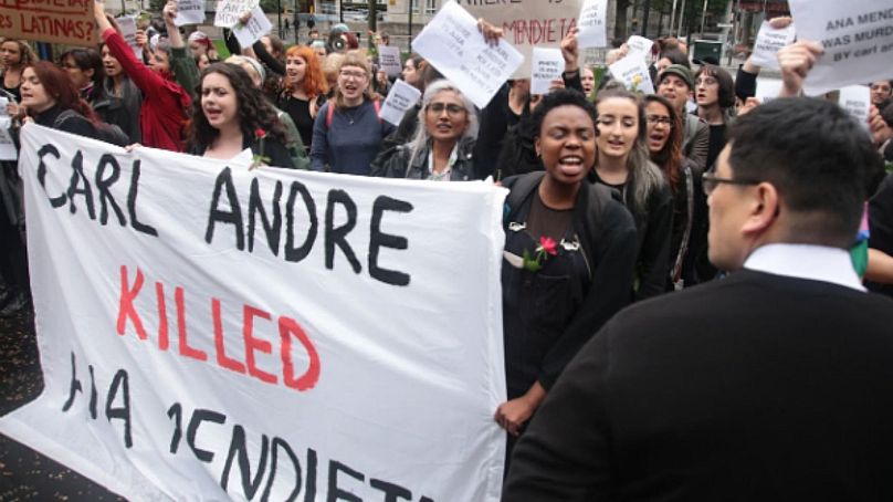 Kolektyw WHEREISANAMENDIETA protestuje przeciwko otwarciu w 2016 roku rozbudowy Tate Modern, w której prezentowane były prace Carla Andre.