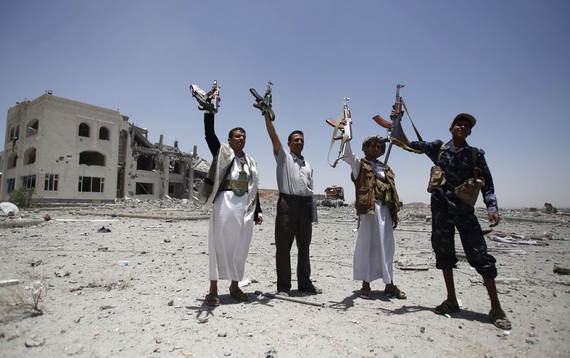Szyiccy bojownicy, znani jako Houthi, trzymają broń w Sanie, kwiecień 2015 r