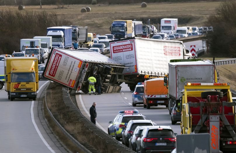 Ciężarówka rozbiła się podczas silnych burz na autostradzie A 71 w pobliżu Erfurtu, styczeń 2018 r