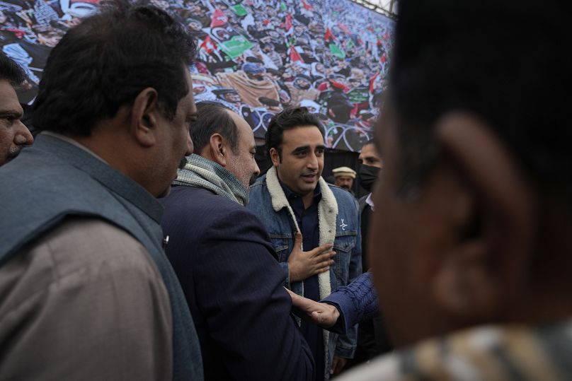 Bilawal Bhutto Zardari, przewodniczący Pakistańskiej Partii Ludowej, rozmawia z pomocnikami partii podczas wiecu kampanii wyborczej w Bhalwal w Pakistanie, 24 stycznia 2024 r.