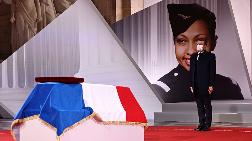 Emmanuel Macron składa hołd grobowcowi Josephine Baker, pokrytemu francuską flagą, w Panteonie w Paryżu, Francja, wtorek, 30 listopada 2021 r.