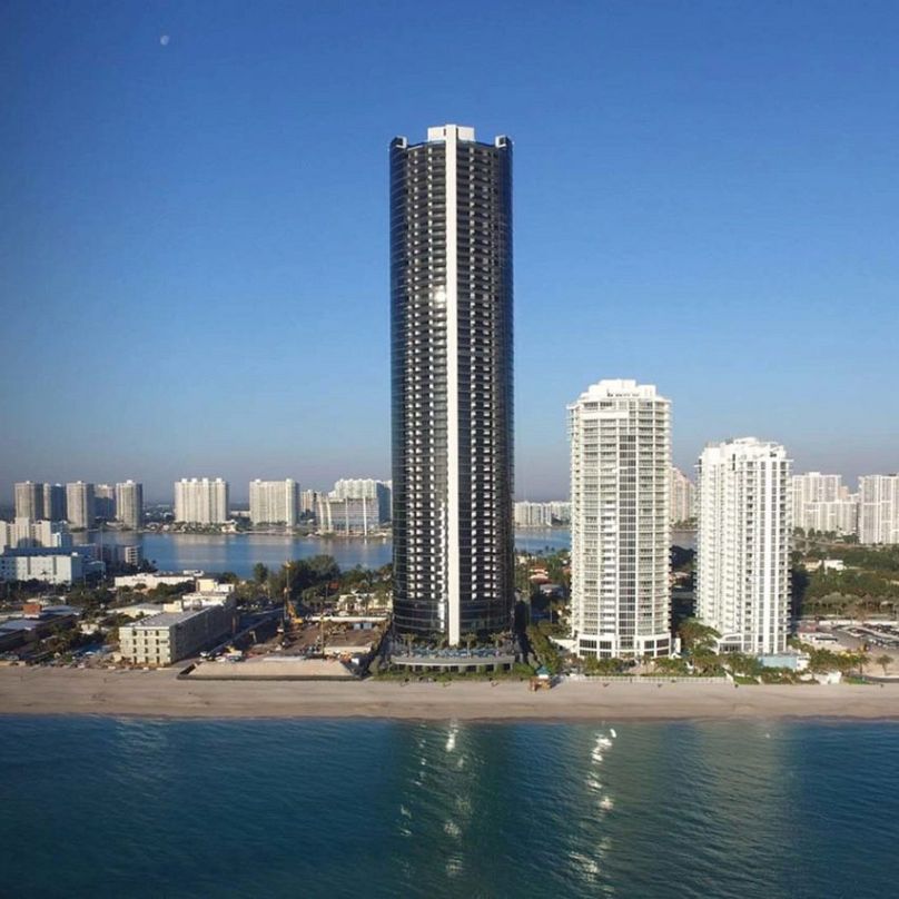 Porsche Design Tower Miami, USA, autorstwa Porsche i Dezer Development.  otwarty w 2017 roku