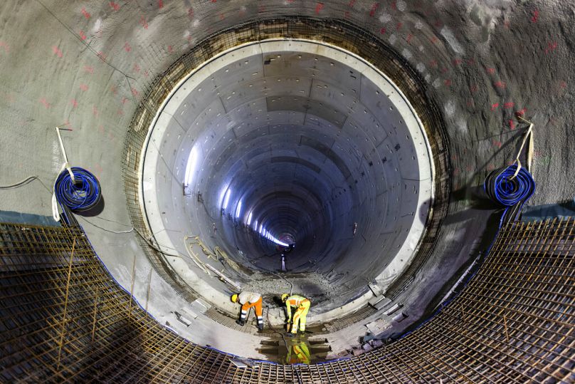 Dwóch rzemieślników pracuje na budowie nowego tunelu kolejowego w Rastatt, sierpień 2022 r