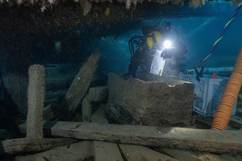 Podwodny archeolog Marc-André Bernier ostrożnie odkopuje skrzynię marynarza w dziobie (pomieszczenia mieszkalne załogi) na dolnym pokładzie HMS „Erebus”, 14 września 2023 r.