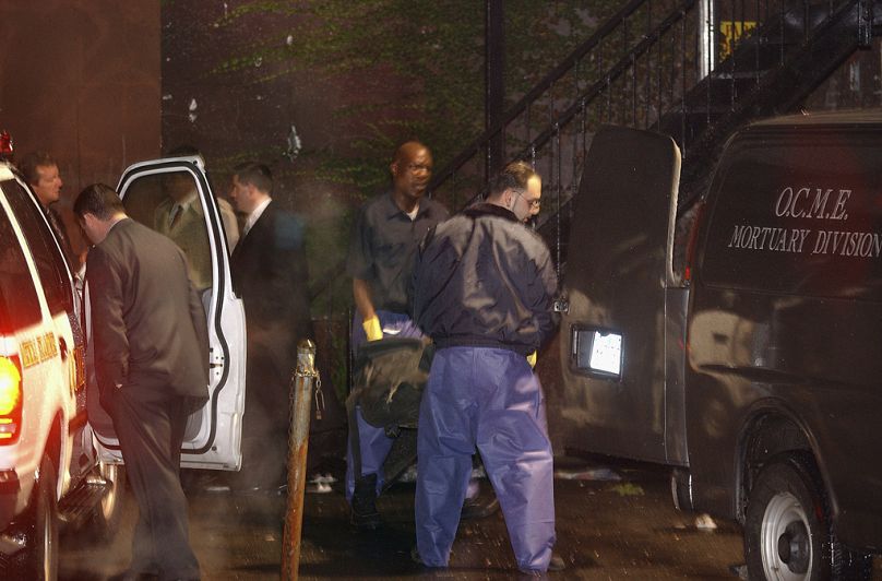 Ciało Jasona Mizella, znanego również jako Jam Master Jay, zostaje zabrane ze studia nagraniowego, gdzie został zastrzelony 30 października 2002 roku.