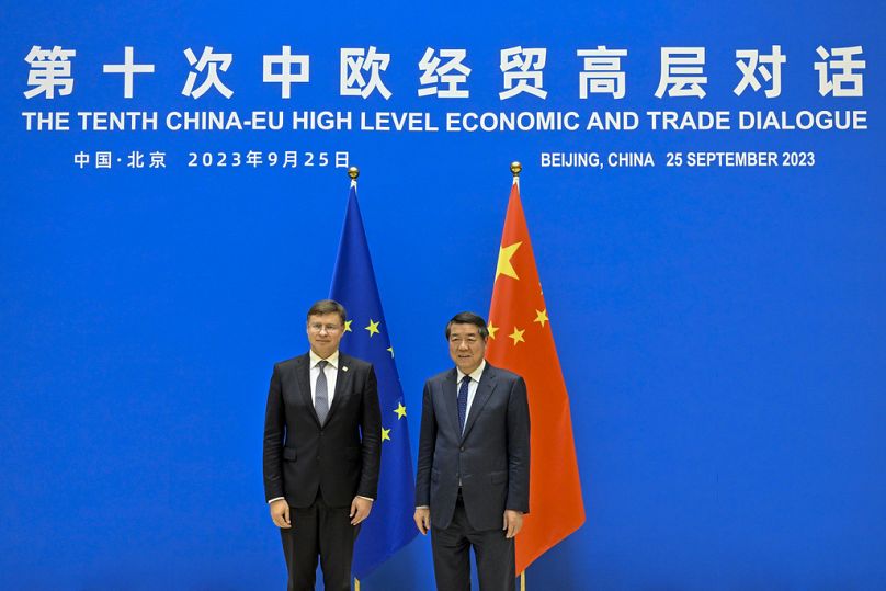 Chiński wicepremier He Lifeng stoi wraz z wiceprezydentem wykonawczym Komisji Europejskiej Valdisem Dombrovskisem przed 10. dialogiem wysokiego szczebla ds. gospodarki i handlu między Chinami a UE.