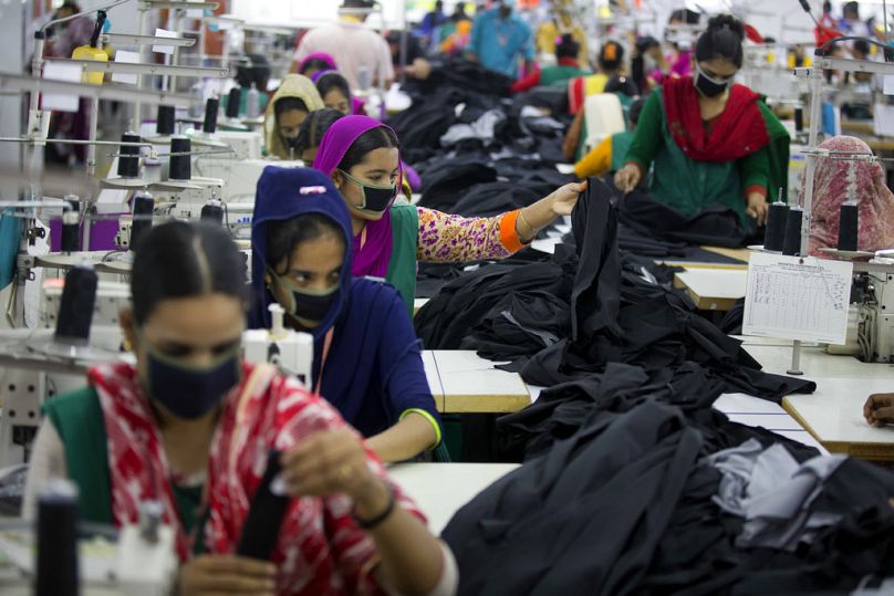 Mieszkańcy Bangladeszu pracują w fabryce odzieży Snowtex w Dhamrai niedaleko Dhaki, kwiecień 2018 r.