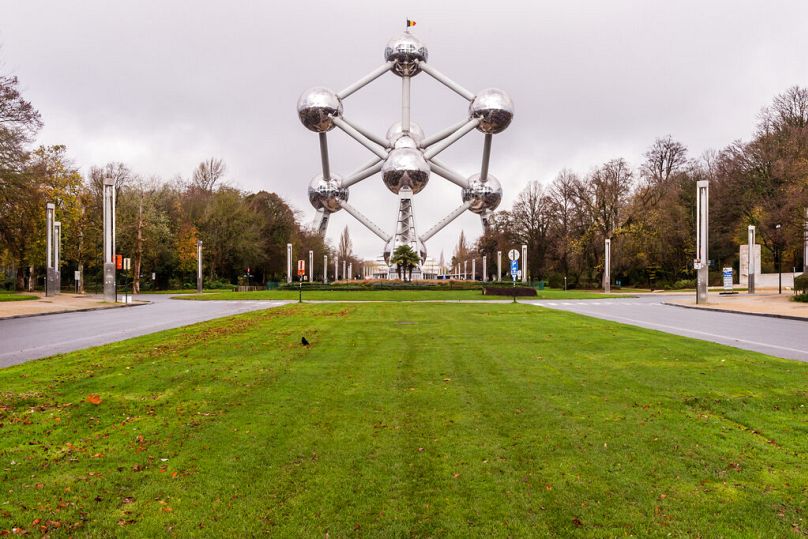Widok na opuszczony plac przed Atomium, jedną z atrakcji Belgii, w Brukseli, listopad 2015 r.