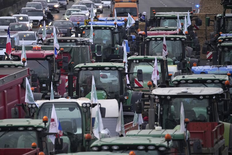 W poniedziałek protestujący rolnicy otoczyli Paryż barykadami traktorów i spowolnieniami, wykorzystując swoje ciężkie pojazdy do blokowania autostrad.