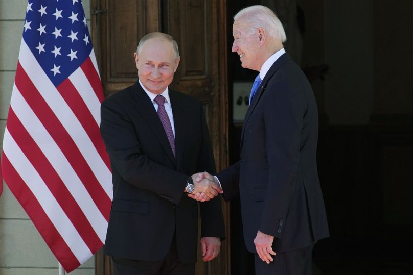 Prezydent Rosji Władimir Putin (po lewej) i prezydent USA Joe Biden podają sobie dłonie podczas spotkania w „Villa la Grange” w Genewie w Szwajcarii w 2021 r.