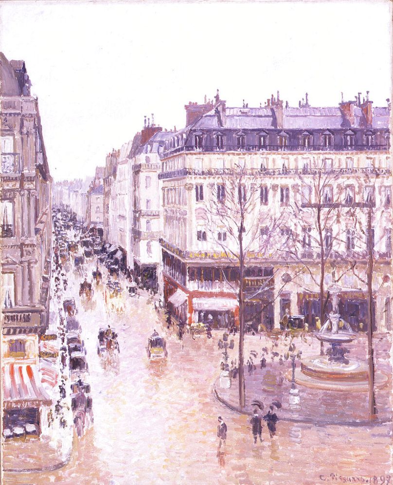 Zbliżenie na obraz francuskiego impresjonisty Camille'a Pissarro z 1897 roku „Rue Saint Honoré, Après-Midi, Effet de Pluie”.